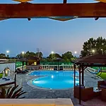 Maxim With Private Pool & Tennis Court ヴィラ *