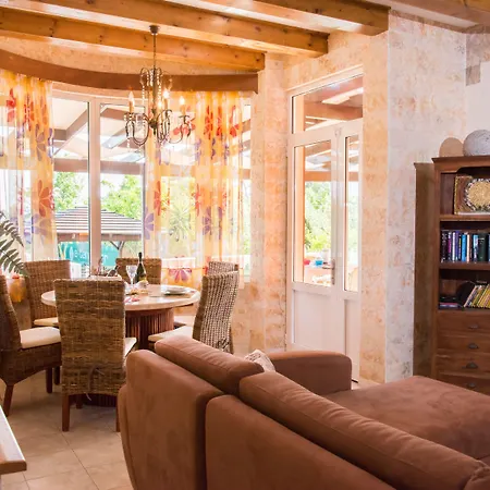 Maxim With Private Pool & Tennis Court Vilă