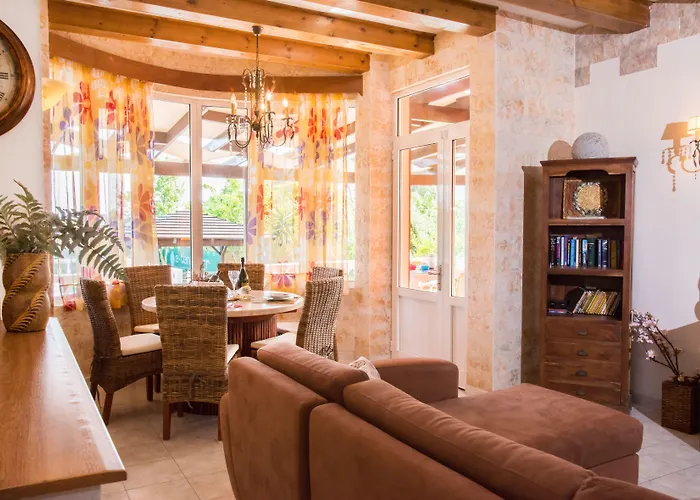 Maxim With Private Pool & Tennis Court Vilă