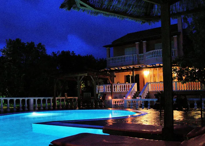Maxim With Private Pool & Tennis Court Vilă *
