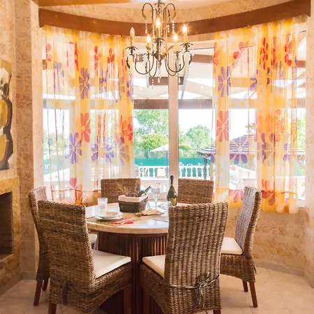 Maxim With Private Pool & Tennis Court