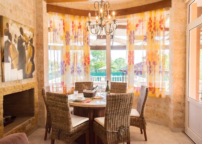 Maxim With Private Pool & Tennis Court