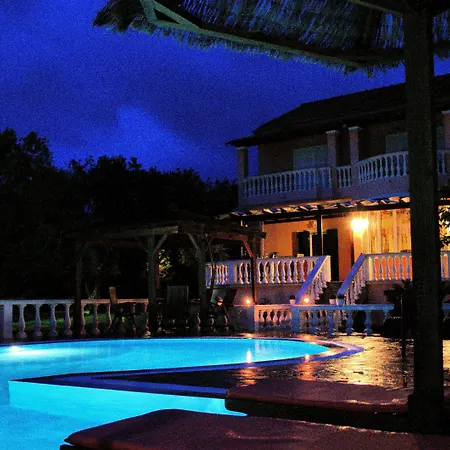 Maxim With Private Pool & Tennis Court Vila *